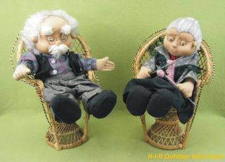 Große ältere Stoff Puppen Oma Und Opa Sitzend Auf Korb Stuhl Puppe - 32 Cm Hoch Bild