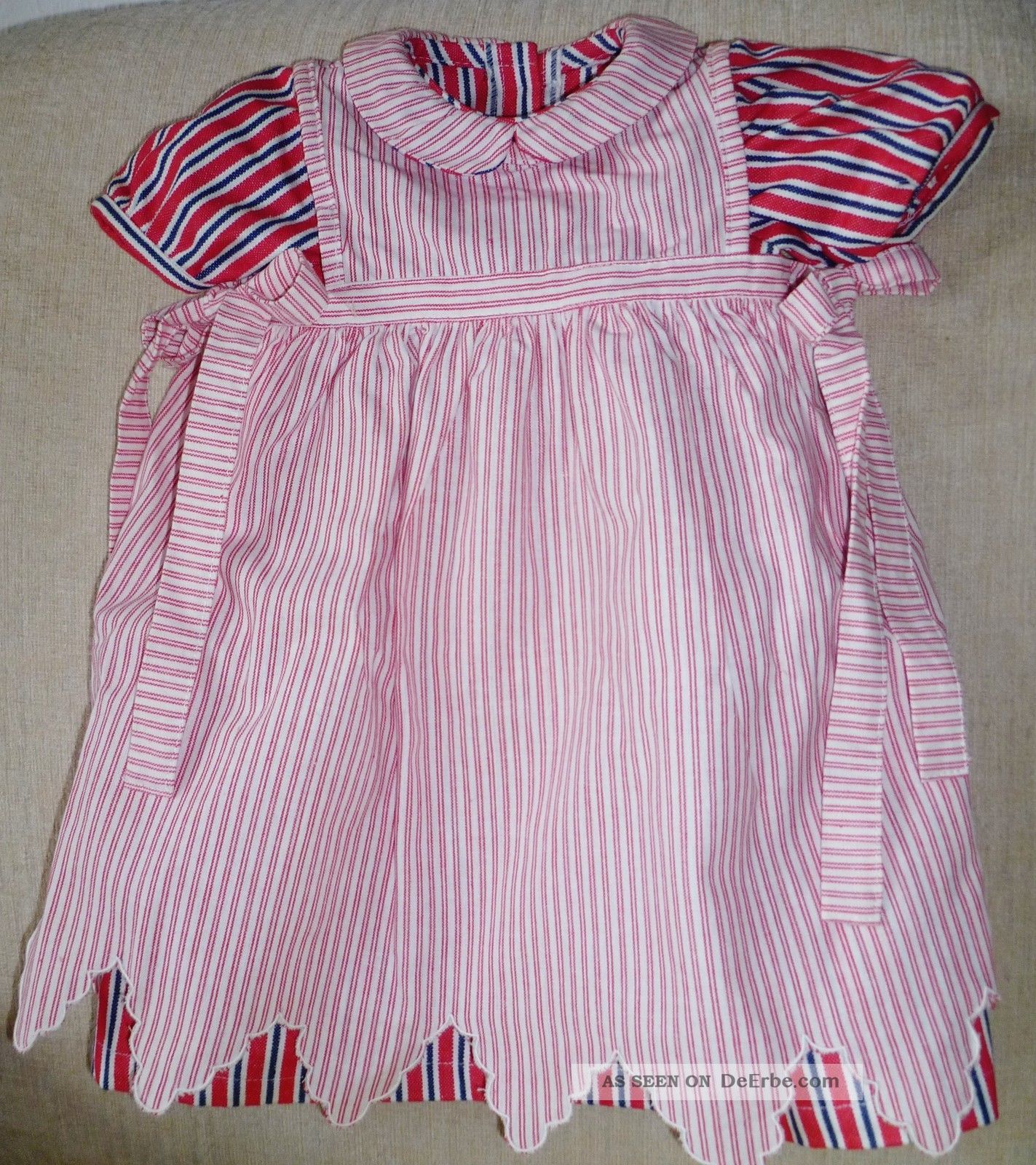 Schürzenkleid Von Annette Himstedt Nostalgieware, nach 1970 Bild