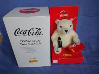 Steiff Eisbär/baby - Eisbär Coca - Cola Polarbearcub V.  2000 - Nr.  666032 - Neuwertig Bild