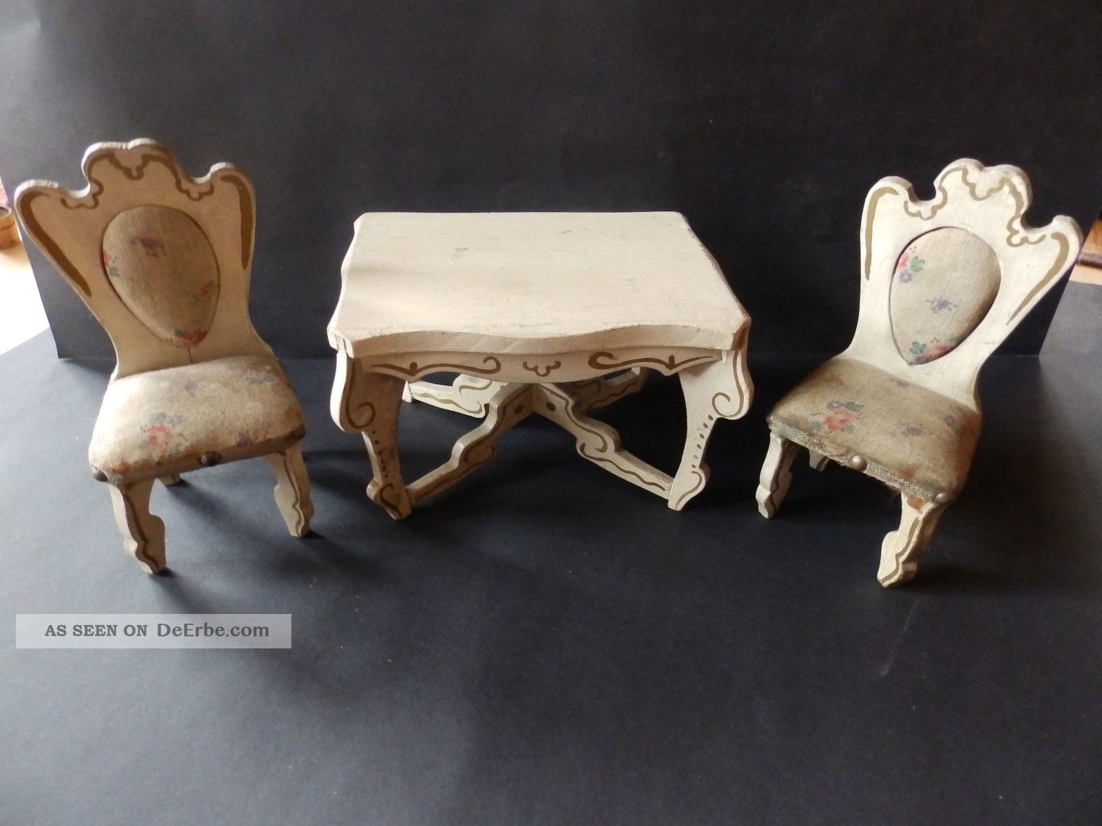 Alte Puppenstube Puppenküche Zubehör Tisch Und Zwei Alte Stühle Original, gefertigt vor 1970 Bild