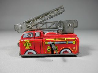Alte Feuerwehr Mit Drehleiter Blechspielzeug Yone Made In Japan Uhrwerk Lkw Bild