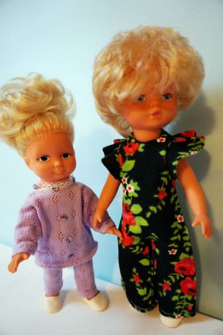 2 Kleine Puppen Von Ari.  Ca.  40 Jahre Alt.  Tragen Originalkleidung Bild