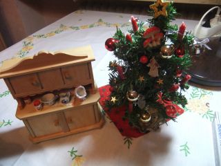 Schrank Und Weihnachtsbaum Für Die Puppenstube Bild