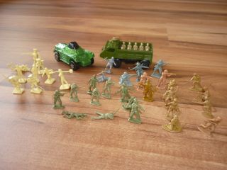 Alte Miniatur Plastikfigur,  Aufstellfiguren,  Soldaten,  Militär Mit Autos,  70er Bild