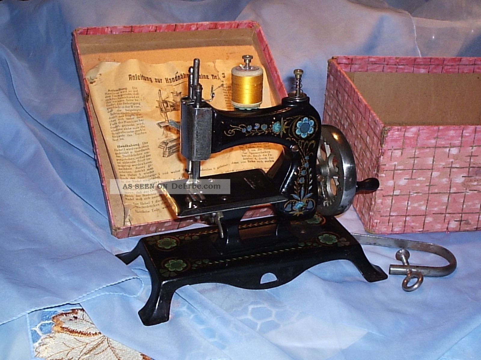 Alte Kindernähmaschine Im Originalkarton Original, gefertigt 1945-1970 Bild