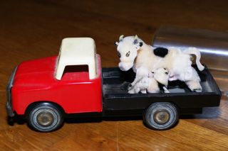 Altes Blechauto Lastwagen Mit Aufzug,  Bewegbarer Plüschtier Kuh Blechspielzeug Bild