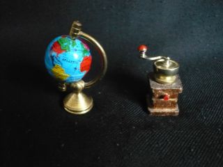 Kaffee Mühle Und Globus Für Die Puppenstube Oder Sammler Bild