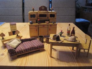 Alte Puppenstubenmöbel - Wohnküche Mit Zubehör Bild