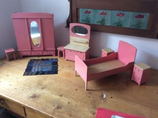 Puppen Schlafzimmer Kleiderschrank,  Frisierkommode,  2 Nachtschränkchen,  2 Hocker Bild
