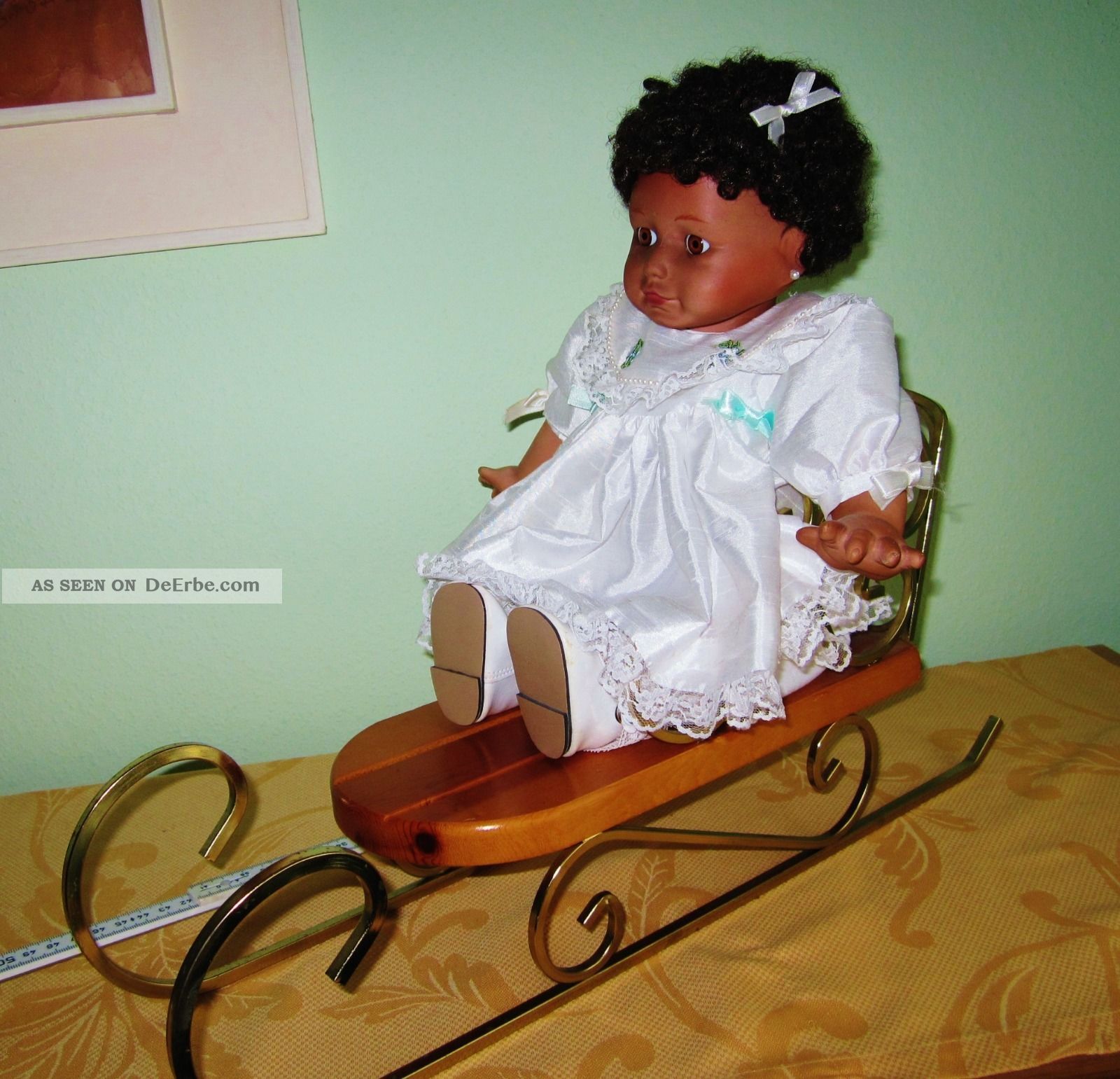 Wunderschöne Antike Dunkelhäutige Porzellan - Puppe In Taufkleid Mit Schlitten Porzellankopfpuppen Bild