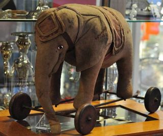 Rarität: Antiker Zirkuselefant Auf Rädern Um 1900 Sucht Neues Zuhause Bild