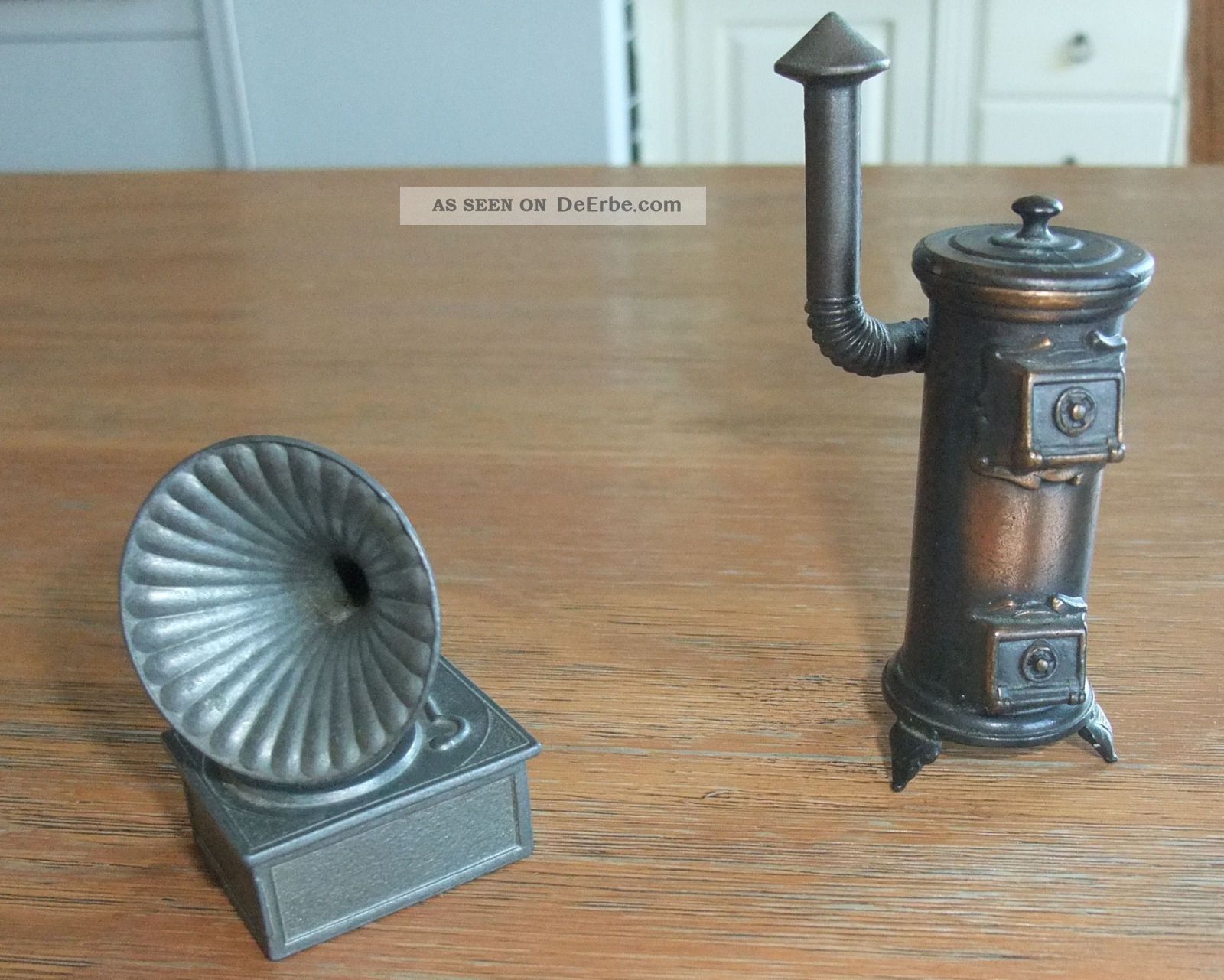 Puppenstube Puppenhaus Bollerofen Und Grammophon Original, gefertigt vor 1970 Bild