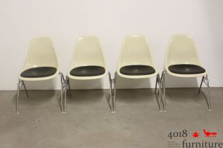 4 X Herman Miller Vitra Eames Sidechair Fiberglas Creme Polster Schwarz Bild