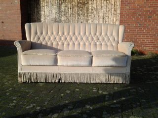 Chesterfield Chair Couch / Sofa 50er Jahre Mit Fransen Samtvelours Beige Bild