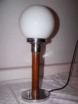 Bauhaus Lampe Opalglasschirm Art Deco Tischlampe Kugellampe Chrom Nussbaum Bild