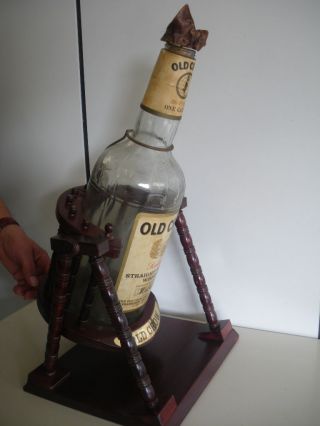 Sammlerstück,  Große Leere Whisky Flasche 3 Ltr.  Mit Einem Kippständer Aus Holz Bild