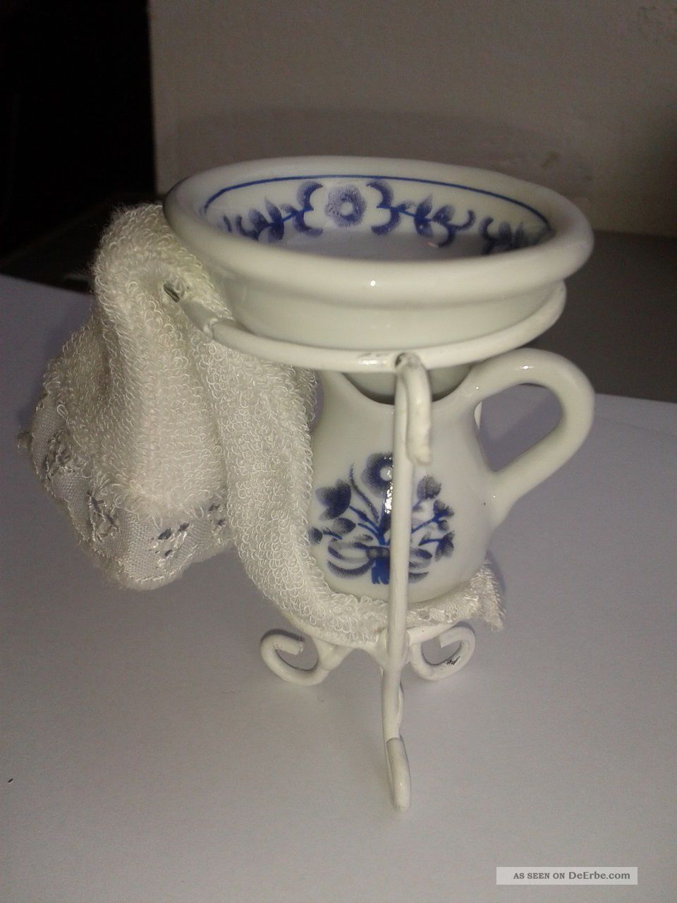 Antiker Waschstand Waschschüssel Mit Krug Und Handtuch Puppenstube Puppenhaus Nostalgieware, nach 1970 Bild