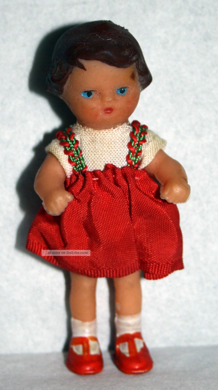 Alte,  Kleine Puppe Mit Rotem Rock Und Weißer Bluse (vollgummi) Original, gefertigt vor 1970 Bild