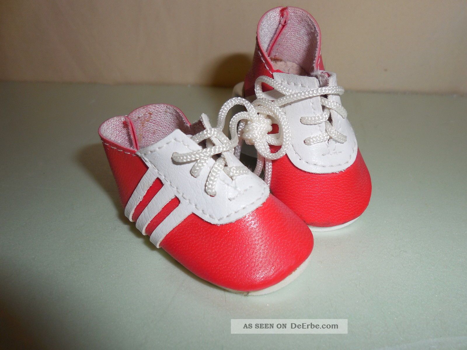 Puppenschuhe Kunstlederschuhe Turnschuhe In Rot Nostalgieware, nach 1970 Bild