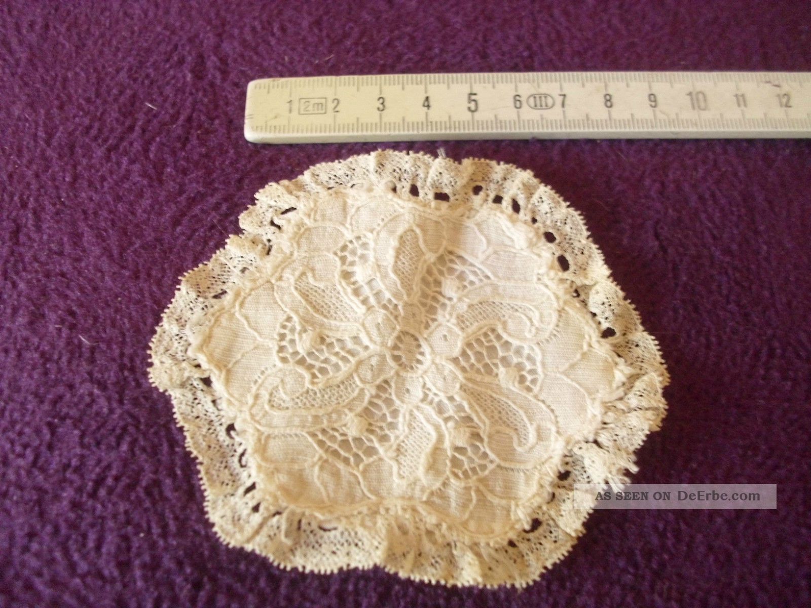 Uraltes Kleines 9,  5cm Spitze - Deckchen Tischdecke Für Die Alte Puppenstube Original, gefertigt vor 1970 Bild