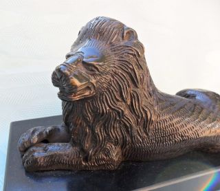 Sehr Schöner Löwe Aus Bronze Auf Marmorsockel Um 1900 Aus Der Jugendstil Zeit Bild