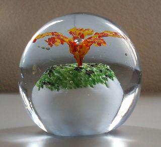 Briefbeschwerer Paperweight Glaskugel Opakglas Rot - Gelbe Blume Aus Weißem Felsen Bild