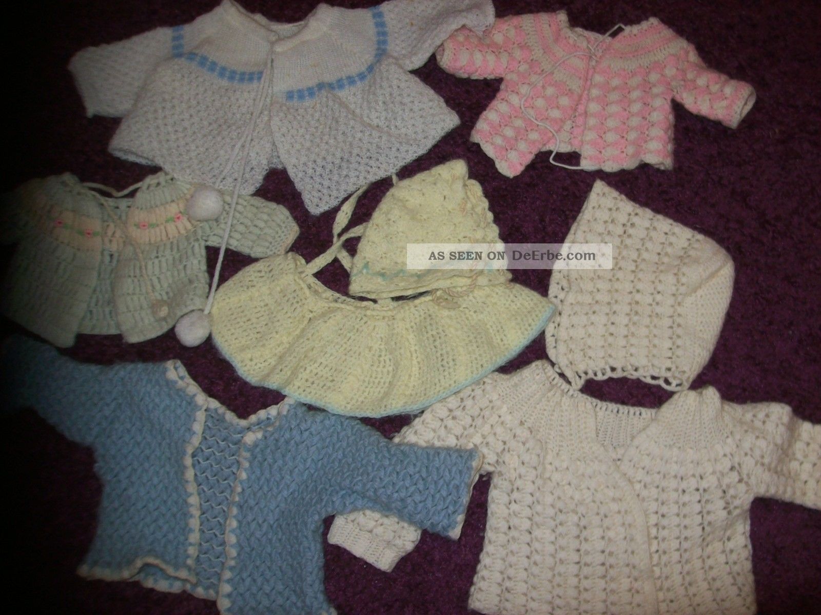 Mehrere Alte Handgehäkelte Puppenjäckchen,  2 Mützen,  1 Rock Original, gefertigt vor 1970 Bild