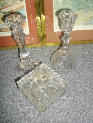 SchÖner 3tlg.  Kristall Konvolut 2 Kerzenleuchter & 1 Schale Mit Deckel Bild