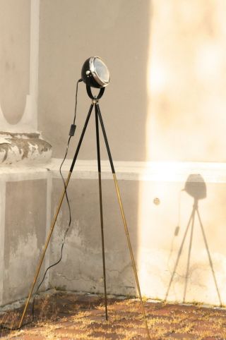 Tripod Lampe Manufaktur Stehlampe Schwarz Auf Antikem Fotostativ Bauhaus Stil Bild