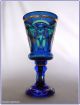 Pokalglas,  Paraibagrünes Glas Kobaltblau überfangen,  Goldfarbene Bemalung,  18 Cm Sammlerglas Bild 1