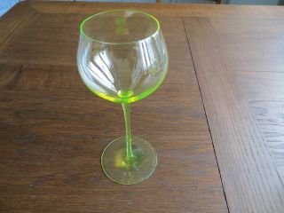 Altes Weinglas Aus Uranglas Bild