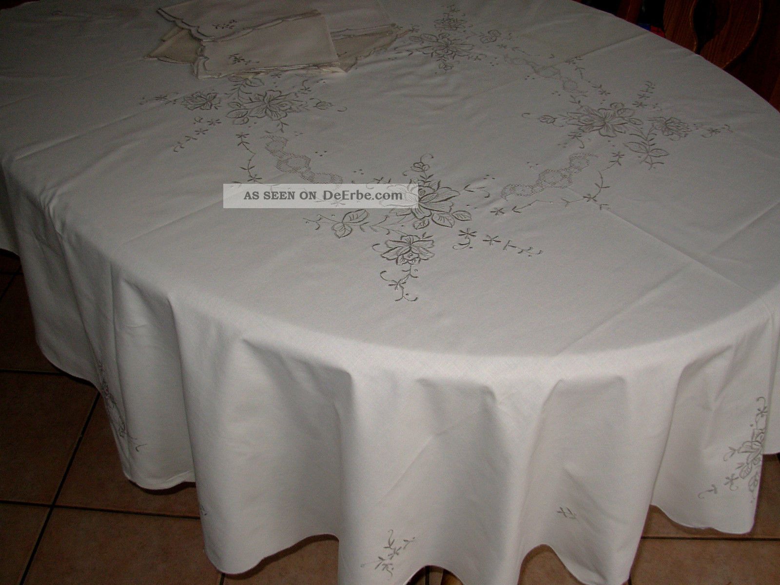 Runde Graubestickte Tischdecke Mit 7 Servietten - 170 Cm.  Beige Farbe. Tischdecken Bild