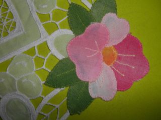 Hübsches,  Kleines Deckchen - - Mit Applikationen Und Bunten Blumen - Accessoires Bild