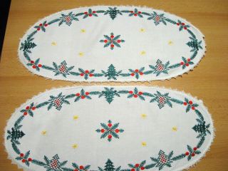 Omas Alte Weihnachtstischdecke 2 Kleine Deckchen Stickerei Oval Weihnachtsmotiv Bild