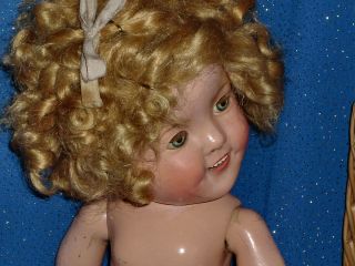 Kleine Alte Puppe Shirley Temple Mit Trousseau Bild