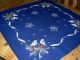 Blaue Handbestickte Weihnachtstischdecke - Pflegeleicht 80 X 80 Cm. Tischdecken Bild 1