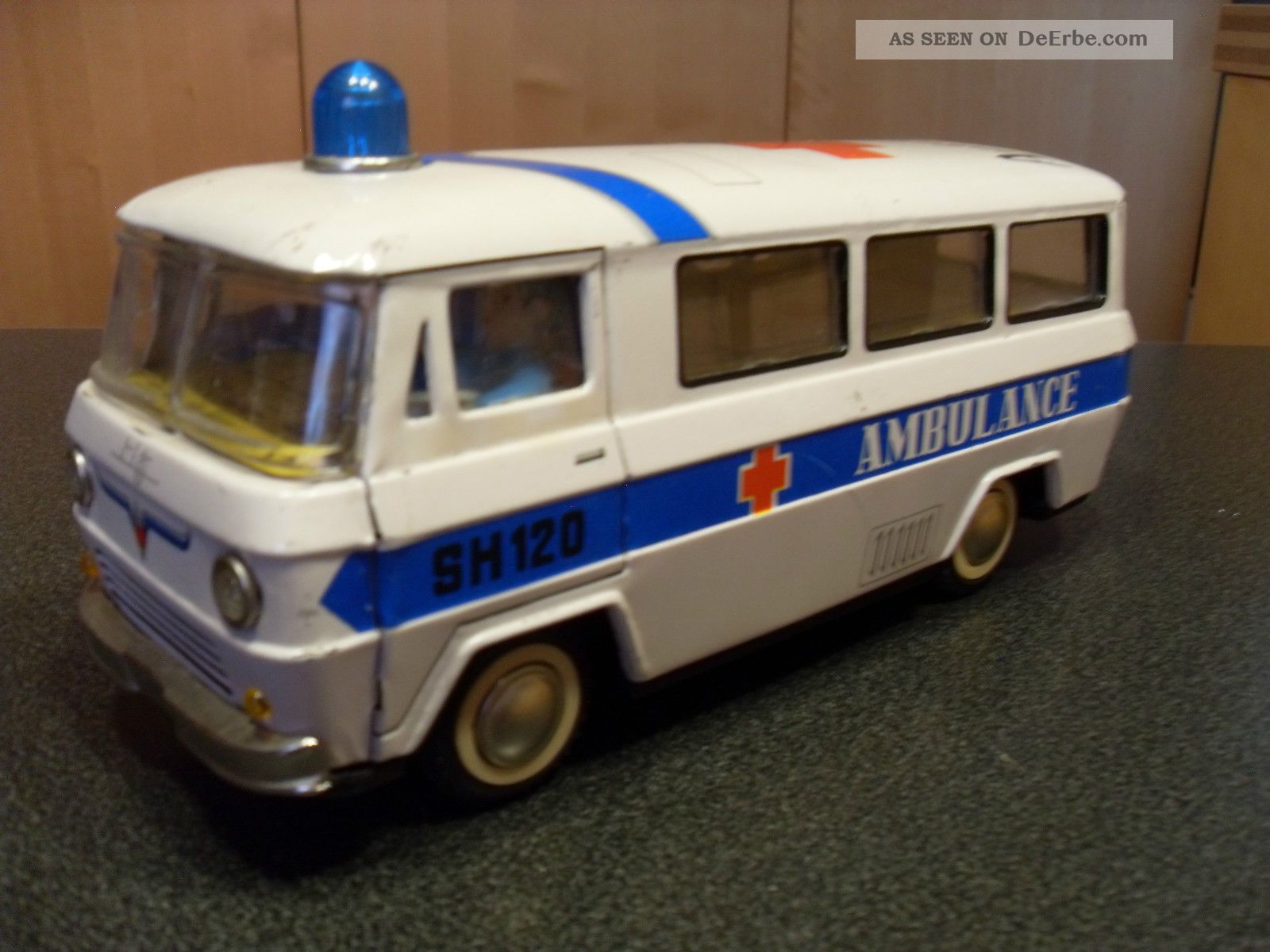 Ambulanz - Bus - Blechspielzeug Original, gefertigt 1945-1970 Bild