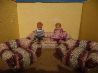 Puppenstubenmöbel Sofa Mit 2 Sesseln Und Püppchen Bild