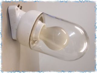 Alte Glaskolbenlampe Stalllampe Hoflampe Lampe Porzellan Fassung Bild