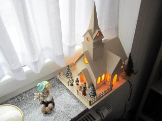 - - Kirche Holz - M.  Beleuchtung Und Holzfiguren - - Bild
