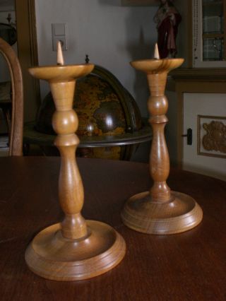 Ein Paar Kerzenständer Aus Holz Bild