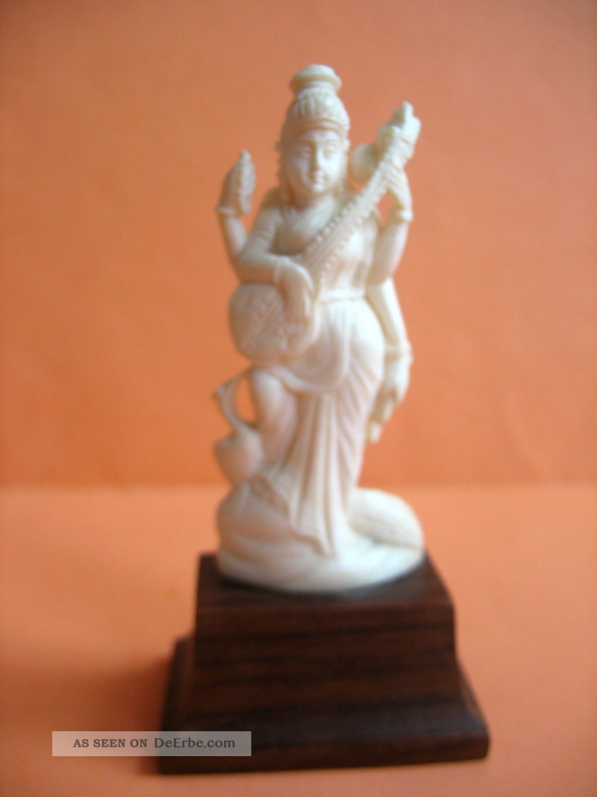 Beinschnitzerei Auf Sockel - 4 - Armige Indische Göttin Mit Musikinstrument U.  Pfau Beinarbeiten Bild