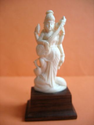 Beinschnitzerei Auf Sockel - 4 - Armige Indische Göttin Mit Musikinstrument U.  Pfau Bild