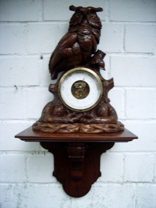 Gr.  Eule,  Uhu Aus Holz Sitzend Auf Einer Konsole,  Mit Barometer V.  W.  Basilius Bild