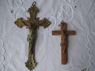 2 Kruzifix - Metall Und Holz Handgeschnitzt Bild