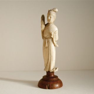 Kleine Skulptur • Weibliche Figur • Statuette • Bein Geschnitzt • Um 1900 Bild