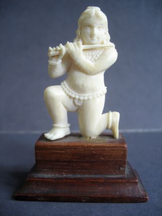 Beinschnitzerei Auf Sockel - Indische Göttin Mit Waffe Bild