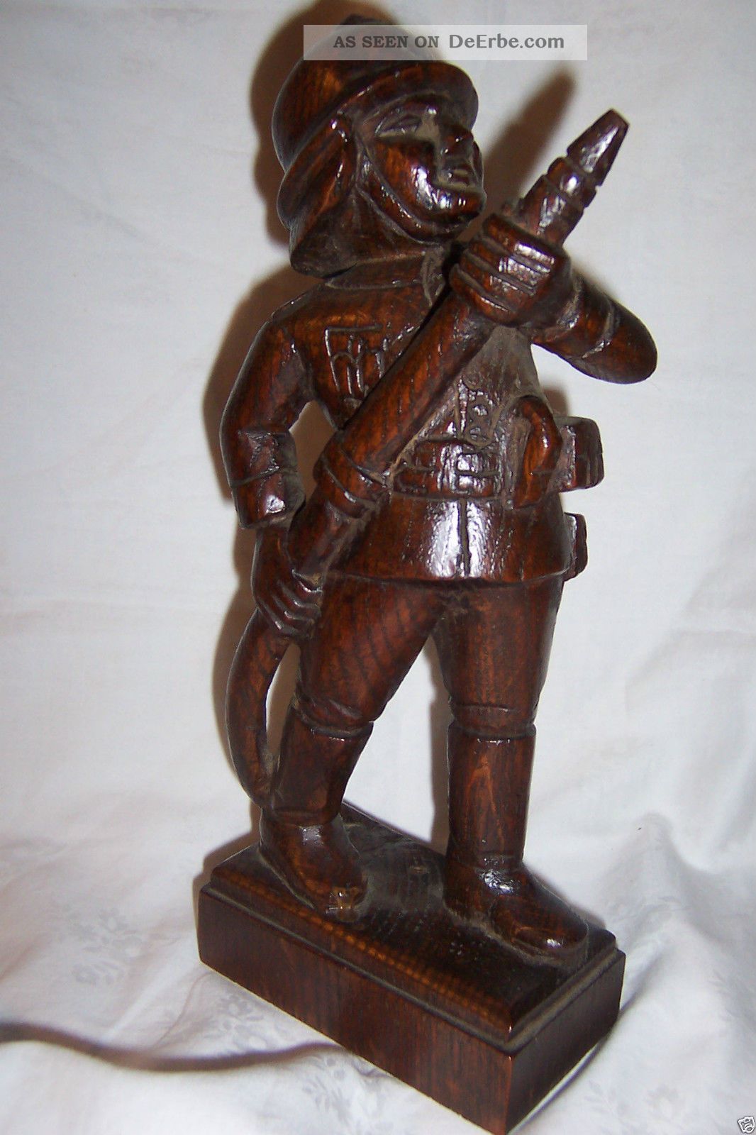 Feuerwehr Feuerwehrmann Mit Spritze Geschnitzte Holzfigur 28cm Groß Unikat Holzarbeiten Bild