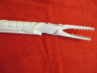 Meisterhaft Geschnitztes Stück Bein: Krokodil Das Eine Schlange Frisst,  60 Cm Bild
