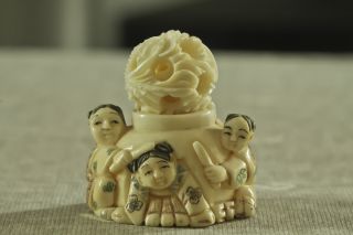 Karakuri,  Netsuke,  Kinder Beim Brunnen,  2 Teilig,  Bein Geschnitzt,  Signiert,  Japan Bild